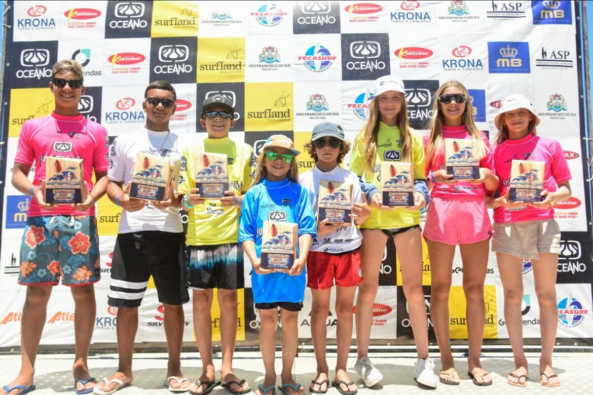 Campeões das oito categorias do Circuito Surf Talentos Oceano 2024 Fecasurf de Base Foto Márcio David