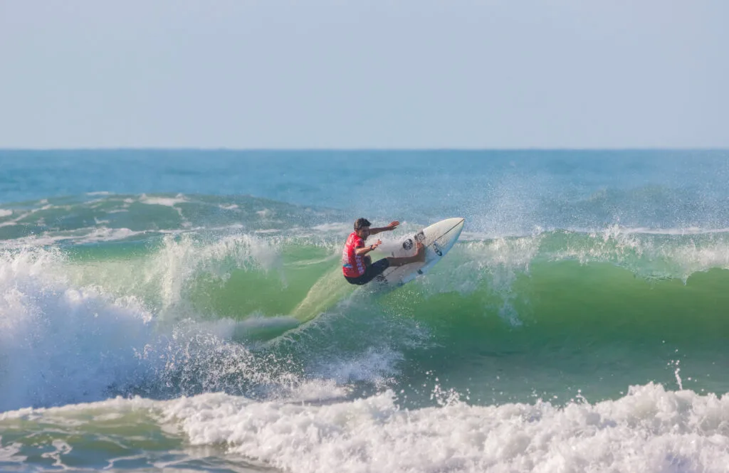 Lucas Costa largou na ddrente com vitória no Imbitubense de Surf 2025. Foto @hyurimaccari