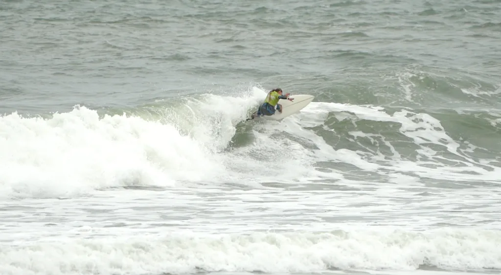 Luiza Rosa Teixeira irão colocar seus títulos imbitubenses 2024 na categoria Open Masculino e Feminino em disputa no South to South Tríplice Coroa de Surf Imbitbense 2025.