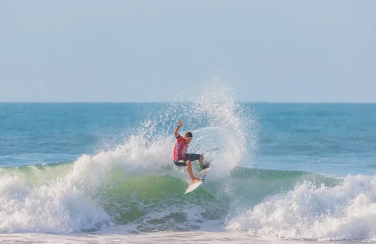 Lucas Costa levou a melhor na 1ª etapa do South to South Tríplice Coroa de Surf Imbitubense 2025, na praia de Itapiruba, em Imbituba. Foto @hyurimaccari.