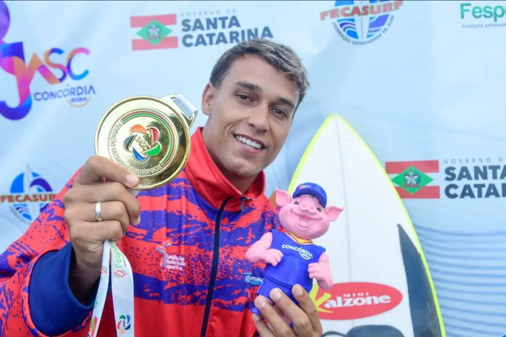 Luan Wood, surfista do Matadeiro, primeiro campeão da história do surf no JASC 2024 Foto Márcio David