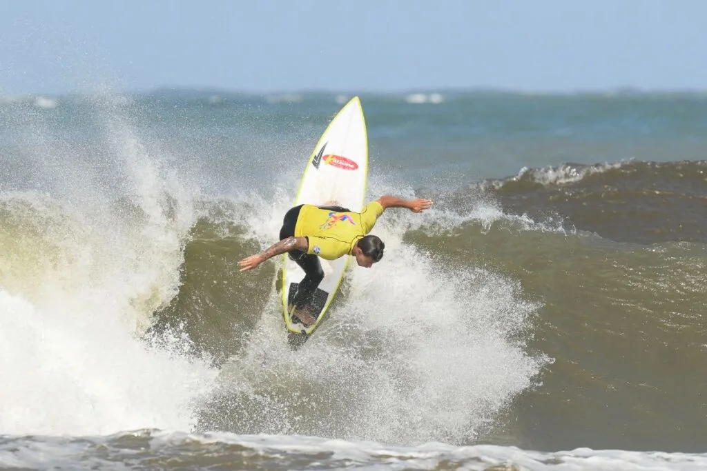 Luan Wood, surfista do Matadeiro, primeiro campeão da história do surf no JASC 2024 Foto Márcio David 2